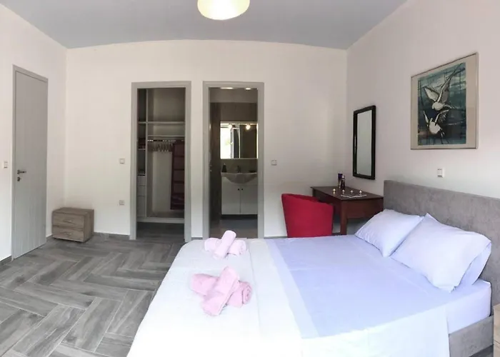 Villa With Outdoor Jacuzzi